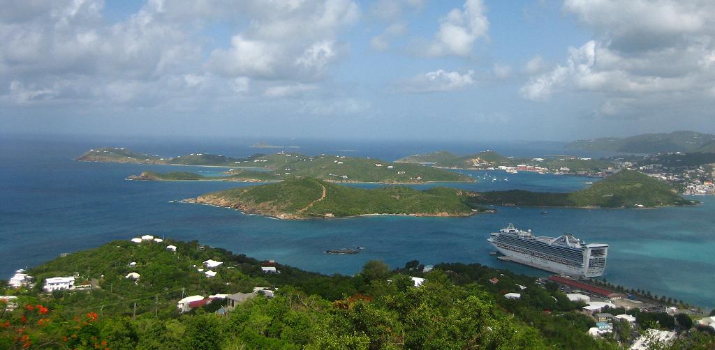 El Caribbean Princess atracado en Saint Thomas, rodeado de un maravilloso paisaje CARIBBEAN PRINCESS SAINT THOMAS ISLAS DEL CARIBE CRUCEROS CLASICOS